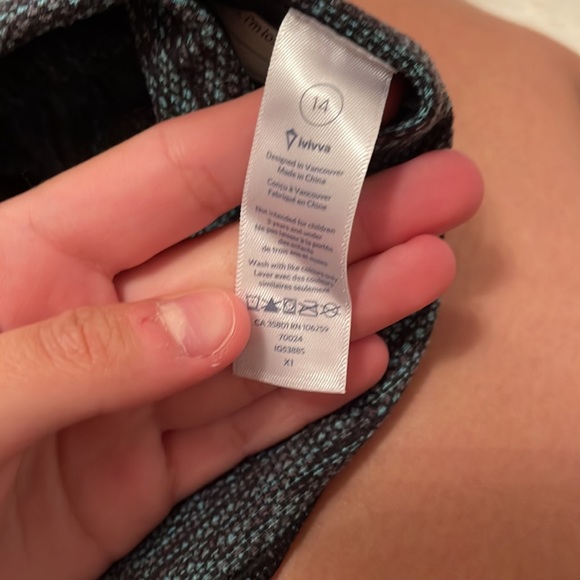 ivivva leggings size 14 kids. right under womens XS. black and blue pattern - Picture 3 of 3